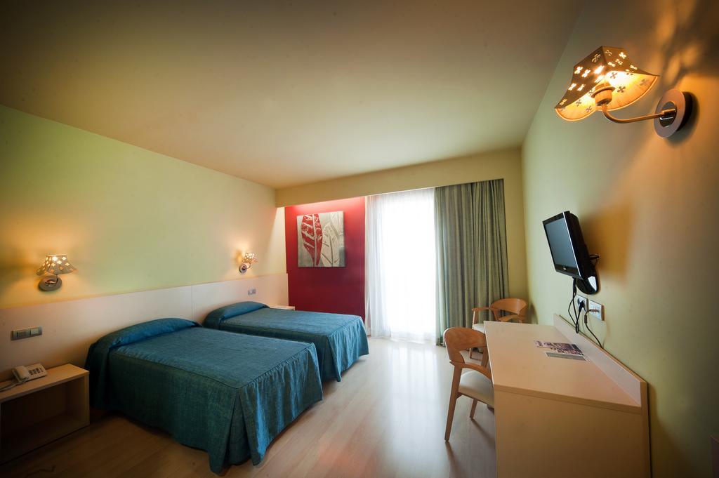 Hotel Tramuntana La Jonquera Habitación foto